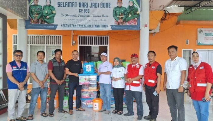 PMI Bersinergi Pemda Bone Salurkan Paket Bantuan Banjir